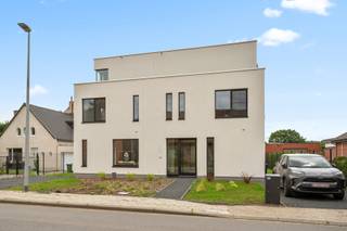 <p>Gelegen in de Eendebroekstraat biedt deze woning een ideale combinatie van rust en bereikbaarheid. In de nabije omgeving vindt u winkels, scholen en belangrijke invalswegen, waardoor u geniet van optimaal wooncomfort.<br /><br />Deze hedendaagse nieuwbouwwoning wordt gekenmerkt door een doordachte indeling, veel natuurlijke lichtinvallen en een hoogwaardige afwerking. <br />De woning werd recent volledig geschilderd en is instapklaar.<br /><br />U betreedt de woning via een zij-ingang. Eenmaal binnen bevindt zich aan de linkerzijde de ruime, moderne open keuken, die geniet van een aangenaam uitzicht op de tuin. Aan de rechterzijde bevindt zich de lichtrijke leefruimte, die samen met de keuken het hart van de woning vormt.<br /><br />Op de verdieping bevinden zich drie volwaardige slaapkamers en een stijlvolle badkamer met inloopdouche. <br />Buiten geniet u van een onderhoudsvriendelijke tuin met terras.<br /><br />Troeven:<br />• Veel natuurlijke lichtinval<br />• Pas geschilderd en instapklaar<br />• Ruime, moderne keuken<br />• 3 slaapkamers<br />• Badkamer met inloopdouche<br />• Zonnepanelen voor energiezuinig wonen<br />• Laadpaal voor elektrische wagen<br />• Rustige ligging met goede bereikbaarheid<br /><br /></p>
<p>"Bij de aankoop betaalt u 12% registratierechten op de grondwaarden en 21% btw op de constructiewaarde".</p>
<p><br /><br />Interesse? Aarzel niet en contacteer BVM Vastgoed op 016 23 21 45 of via info@bvm-vastgoed.be.</p>