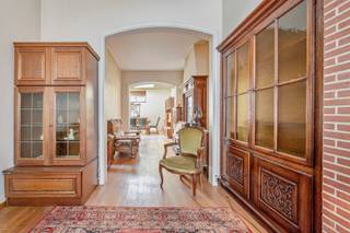 In deze karaktervolle art deco woning werden nog de originele elementen behouden zoals houten trap welke volledig doorloopt tot boven,...