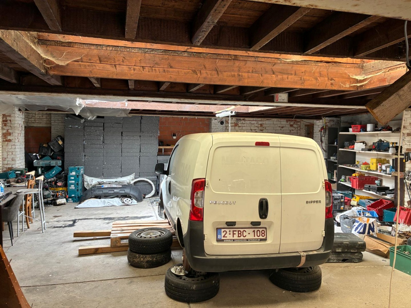 Te renoveren woning met magazijn en inrijpoort - foto 5