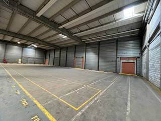 <p>Uniek gelegen logistiek magazijn met een totale oppervlakte van 15.370m², opsplitsbaar in 6.270m² - 9.100m² - 12.000m². De vrije hoogte varieert tussen 6 m en 8,5 m, met 13 laadkades en 2 sectionale poorten voor optimale toegang. De deels verwarmde hal beschikt over een polybetonvloer en energiezuinige LED-verlichting. <br />Magazijnierskantoren zijn aanwezig voor efficiënt beheer. Ruime manoeuvreerruimte op het verharde en omheinde terrein biedt buitenstockage en parkeermogelijkheden.<br />Gunstig gelegen in industriezone Hoogveld nabij N41 (Rijksweg), met snelle verbindingen naar E40, E17 en A12.<br /><br />- Industriezone " Hoogveld"<br />- Opsplitsbaar vanaf 6.270m²-12.000m² te bespreken<br />- Vrije hoogte 6m -8,5m<br />- 13 laadkades + 2 sectionale poorten<br />- Deels verwarmd op gas<br /><span>- Drijfkracht, KVA: 3x 400V</span><br />- Ingebouwde magzijnierskantoren<br />- Led verlichting<br />- Parking 2.000m²</p>