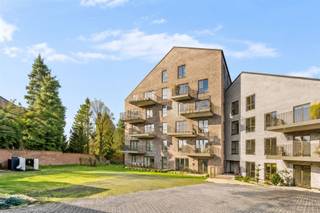 <p>Laatste 6 appartementen! Dit modern nieuwbouwproject ROOTS is rustig gelegen met zicht op groen, op wandelafstand van het station en het CENTRUM. Aangename terrassen en/of tuinen, lichtrijke leefruimtes met open geïnstalleerde keukens, volledige afwerking, en zo goed als opleverklaar. Ondergrondse parkeerplaatsen en bergingen. Bijna-energieneutraal (max E30): vloerverwarming voorzien. Wenst u het modelappartement te bezichtigen: guido@immobeguin.be</p>