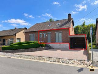 <p><span>Ruim gelijkvloers appartement van 131 m² op gunstige locatie</span></p><p><span>Op een rustige en aangename locatie, nabij de natuur en met een vlotte verbinding <br />naar de omliggende steden en belangrijke verbindingswegen, vinden we dit ruime <br />gelijkvloerse appartement met een bewoonbare oppervlakte van maar liefst 131 m².<br /><br /></span></p><p><span>U beschikt over een volledig afzonderlijke toegang en geniet dankzij de ruime oppervlaktes <br />en praktische indeling van een bijzonder aangenaam wooncomfort. Bij het betreden van het <br />appartement komen we in de inkomhal met toilet, die toegang verleent tot de een ruime <br />leefruimte met aansluitende keuken, waardoor een aangename en functionele woonomgeving <br />ontstaat. Verder omvat het appartement twee ruime slaapkamers en een badkamer. <br />Een bijkomende troef is het privatieve terras, waar men in alle rust van de buitenomgeving <br />kan genieten.</span></p><p><span>Ook op het vlak van afwerking werd gekozen voor kwaliteit en duurzaamheid. Zo is het<br />appartement onder meer voorzien van natuursteen, wat zorgt voor een stijlvolle en tijdloze <br />uitstraling. De verwarming gebeurt via een individuele stookolieketel. </span></p><p><span>Ook aan de praktische aspecten werd de nodige aandacht besteed. Zo beschikt U over een <br />eigen oprit, waar voertuigen op eigen terrein kunnen worden geparkeerd. Daarnaast beschikt <br />men over een privatieve berging in de kelderverdieping. Tevens is er een gemeenschappelijke<br />fietsenberging in de kelder. </span></p><p><span>Deze ruime gelijkvloerse woonentiteit is bijzonder geschikt voor wie op zoek is <br />naar comfortabel wonen op één niveau.</span></p>