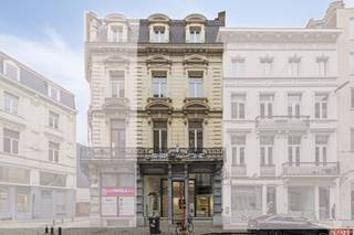 Dit charmante en commercieel gunstig gelegen handelspand voor gemengd gebruik bevindt zich in de populaire Brabantdam, op wandelafstand van de Korenmarkt en vlak bij het Zuid. Naast de centrale en vlot bereikbare ligging, wordt het pand gekenmerkt door grote raampartijen die zorgen voor veel natuurlijke lichtinval en optimale visibiliteit.De handelsruimte met mezzanine bevindt zich op het gelijkvloers. Daarnaast omvat het pand een ruim en praktisch ingedeeld duplexappartement op de eerste en tweede verdieping, evenals een gezellige studio met aangenaam dakterras.Zowel met de fiets als te voet of met het openbaar vervoer is dit handelspand vlot te bereiken. Wie met de wagen komt, vindt voldoende parkeergelegenheid in de straat of in de nabijgelegen parkings Gent Zuid en Kouter.Ideaal voor ondernemers die hun zaak willen uitbouwen op een locatie met sterke passage, én die tegelijk willen genieten van het comfort van een kwalitatieve woonruimte recht boven hun onderneming.Oppervlaktes: - Gelijkvloers: 61m²- Kelder: 61 m²- Mezzanine: 28 m² - Appartement: 122 m²- Studio: 56 m²- Dakterras: 56 m²Specificaties: - Tegelvloer - Parket- Dubbel glas- Centrale verwarming op aardgas- Airconditioning - warmtepomp (lucht/lucht) - LED-verlichting- SanitairBeschikbaarheid: Te bespreken. Hebt u interesse in dit handelspand met woonst te huur in Gent centrum? Neem contact op via business.gent@dewaele.com of via 09 245 35 35 voor meer info of een bezoek.