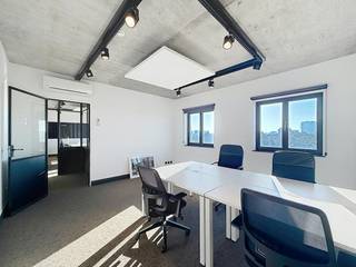 Dit karaktervolle kantoorgebouw van ruim 700 m² is uniek gelegen tussen de Voorhaven en het Grootdok in Gent. Dankzij de combinatie van authentieke elementen en hoogwaardige renovaties in 2018 en 2022 biedt het pand een instapklare werkomgeving met een professionele uitstraling. Momenteel huisvest het gebouw een succesvol businesscenter.<br /><br />De ligging is een absolute troef: op slechts 3 minuten van de R4 met een vlotte aansluiting naar de E17 en E40, en op fietsafstand van het historische stadscentrum. Daarnaast geniet het pand van een aangename omgeving met parkeermogelijkheden en een goede bereikbaarheid voor zowel medewerkers als bezoekers.<br /><br />Oppervlaktes: <br />- Kelder: ca. 108 m²<br />- Gelijkvloers: ca. 270 m²<br />- Verdieping 1: ca. 108 m²<br />- Verdieping 2: ca. 108 m²<br />- Verdieping 3: ca. 108 m²<br /><br />Specificaties: <br />- Liftinfrastructuur<br />- Plafonds bestaande uit betonnen-gewelven<br />- Warmtepomp (lucht-lucht)<br />- Domotica<br />- Gratis publieke P&R met laadpalen recht tegenover het gebouw (laadpalen aanwezig) <br /><br />Beschikbaarheid:<br />Te bespreken. <br /><br />Hebt u interesse in dit kantoorgebouw te koop in Gent? Vraag meer informatie via 09 245 35 35 of business.gent@dewaele.com.<br /><br />De eigendom wordt aangeboden via de Power-sale formule. De vermelde prijs is een instelprijs. Voor meer info, gelieve contact op te nemen met de dossierverantwoordelijke.<br /><br /><br /><br />Bestuursmaatregelen in het maatregelenregister: nee