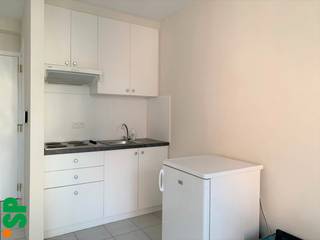 Gerenoveerde studio op de eerste verdieping in het centrum van Geel. <br /><br />Indeling: Men komt binnen in een inkomhal met hier een apart toilet en de ingerichte badkamer (tegels, lavabomeubel, douche). Voorts is er een living/slaapkamer met een kitchenette (kasten, dampkap, elektrisch kookvuur, enkele spoelbak en koelkast) voorzien.<br /><br />Troeven van deze studio: <br />- Momenteel verhuurd aan €460 + €40 /maand, ideaal als investering<br />- EPC: 213 kWh / (m² jaar) - Label C<br />- In de straat is er voldoende parkeergelegenheid aanwezig<br />- Combineert comfort, een gunstige ligging en een interessant rendement. Perfect voor zowel eigen bewoning als belegging!<br /><br />Voor meer informatie of een bezoek ter plaatse, kan u contact opnemen met IMMO SP via 014 59 10 20 of mailen naar jill@immosp.be. Benieuwd naar de waarde van uw eigen woning? Vraag vrijblijvend een gratis verkoopanalyse aan – wij helpen u graag verder!