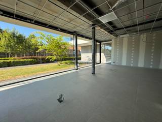 Ruim handelspand gelegen op een toplocatie in het centrum van Tielt!<br /><br />Het handelspand is gelegen in het centrum van Tielt &amp; op wandelafstand van de Markt, lokale horeca &amp; openbaar vervoer. <br />Er zijn voldoende parkeermogelijkheden vlakbij. <br /> <br />Dit handelspand (119m²) beschikt over een ruim gelijkvloers waar grote raampartijen voor veel lichtinval zorgen.<br /><br />Mogelijkheid om kelderberging en ondergrondse autostaanplaatsen bij te kopen. <br /><br />Onmiddellijk beschikbaar<br /><br />Bent u op zoek naar een strategische locatie in het hart van Tielt om uw kantoor, handelspand of praktijkruimte in onder te brengen?<br />Plan dan vandaag nog uw bezoek via  0492 10 55 16 of via simon@karolienlafaut.be