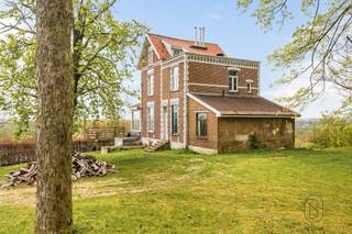 Charmant landhuis met een FANTASTISCH 240° UITZICHT, uniek gelegen aan de voet van het Kluisbos op een uitzonderlijk perceel van 2.936 m²...