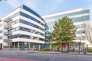 <p>The Compass is een modern kantoorgebouw met 6.877 m² flexibel in te delen kantoorruimte over zes verdiepingen. De ruimtes zijn ontworpen om optimaal gebruik te maken van natuurlijk licht en bieden een prachtig uitzicht op stad en park.</p>
<p>Het gebouw beschikt over klimaatplafondpanelen die passieve verwarming en koeling mogelijk maken, wat zorgt voor een aangenaam binnenklimaat en een energie-efficiënte werking. De indeling kan eenvoudig worden aangepast aan de noden van uw onderneming, met ruimte voor kantoren, vergaderruimtes en stille werkzones.</p>
<p>Compass biedt tal van moderne voorzieningen, waaronder parkeerplaatsen, laadpunten voor elektrische voertuigen, fietsenstallingen en douches. Dankzij de BREEAM “Excellent” certificering, zonnepanelen en warmtepompen is dit gebouw een toonbeeld van duurzaam en toekomstgericht werken.</p>
<p>Gelegen in een levendige buurt met diverse eetgelegenheden, vormt Compass een ideale werkomgeving voor bedrijven die comfort, duurzaamheid en bereikbaarheid willen combineren.<br /><br /></p>
<p>Financieel<br />Huurprijs kantoorruimte: €185/m²/jaar (excl. kosten)<br />Huurprijs parking: €1.500/plaats/jaar<br />huurprijs parking met laadpunt: €1.850/plaats/jaar</p>