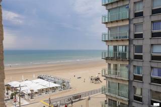 Gemeubelde studio met zijdelings zeezicht op topligging, direct aan het strand, vlakbij de winkels, tramhalte en nieuwe Casino. Indeling : woonkamer voorzien van wandmeubel met tweepersoonsbed, ingerichte keuken, badkamer met douche, lavabo en toilet. Conforme elektrische installatie. De studio beschikt over een conformiteitsattest waardoor jaarverhuur voor domicilie ook onmiddellijk mogelijk is.