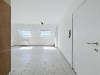 Dit gerenoveerd appartement bevindt zich op de 5e verdieping:<br /><br />Indeling:<br /><br />- leefruimte met een nieuwe open keuken<br />- slaapkamer <br />- badkamer met ligbad, lavabo en toilet en aansluiting voor wasmachine<br /><br />Het gebouw is voorzien van een lift, wat het appartement extra toegankelijk maakt.<br /><br />Fietsenberging aanwezig.<br /><br />Het appartement is verhuurklaar, wat het ook een interessante optie maakt voor investeerders.<br /><br />Op zoek naar een appartement met 1 slaapkamer op een centrale locatie? Neem contact met ons op voor meer informatie of een bezichtiging!<br /><br />Dit pand is onderworpen aan de renovatieverplichting van de Vlaamse overheid voor residentiële gebouwen (behoudens bij sloop binnen 5 jaar na de aankoop). Consulteer voor meer informatie de website van het Vlaams Energie- en Klimaatagentschap via https://www.vlaanderen.be/een-woning-kopen/renovatieverplichting-voor-residentiele-gebouwen<br /><br />Bestuursmaatregelen in het maatregelenregister: in aanvraag