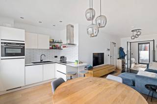 <p>Bent u op zoek naar uw ideale woning in het bruisende Borgerhout, op wandelafstand van de hippe Dageraadplaats en het Zuid? Zoek niet verder! Dit prachtig gerenoveerd appartement met één slaapkamer is wat u zoekt!<br /><br />Het is enkele jaren geleden volledig gerenoveerd met oog voor detail. Door de grote raampartijen en de glazen deur is het een appartement ontzettend lichtrijk. De keuken is modern en voorzien van alle toestellen. Er is ook een eigen kelderberging voorzien. Momenteel is het appartement verhuurd.<br /><br />Extra's:<br />- EPC: 128 kWh/m2<br />- Alle nutsvoorzieningen (gas, water, elektra) zijn apart<br />- Recent gerenoveerd en dus in prima staat!<br /><br />Wg, Gvk, Gvv, Gmo, geen overstromingsgevoelig gebied</p>