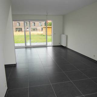 Deze mooie woning in rustige buurt bestaat uit: inkomhal met toilet, ruime leefruimte, ingerichte keuken, berging, tuin met tuinhuis & mooi terras,3...