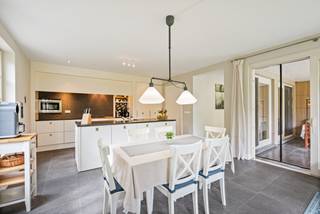 Deze charmante villa is uitstekend gelegen op één van de mooiste locaties te Oud-Turnhout. Als u houdt van rust en een aangename en kindvriendelijke omgeving, dan bent u hier op het juiste adres. De villa (bouwjaar 2010) op een perceel van 1.289 m² werd onder architectuur gebouwd en afgewerkt met kwalitatieve materialen. Ze omvat een inkomhal, een woonkamer met zithoek, een apart bureau, een woonkeuken met eetplaats, een wasplaats, een dubbele inpandige garage, 3/4 slaapkamers, 2 badkamers, een mooie tuin en ruim overdekt terras. Bovendien is het eigendom afgesloten met een toegangspoort aan de voorkant en bedrading rondom.<br /><br />U betreedt de inkomhal van deze villa dewelke via dubbel openslaande deuren toegang biedt tot de woonkamer op parket met gezellige zithoek voorzien van gashaard. Vanuit de zithoek bereikt u een kantoorruimte aan de voorzijde. Via een passerelle komt u in de woonkeuken voorzien van eethoek en aanpalende berging. De keuken beschikt over een groot eiland en is voorzien van alle comfort. Vanuit de keuken en de passerelle kunt u dmv schuiframen naar het overdekt terras. Hier is het heerlijk vertoeven en van hieruit hebt u een mooi zicht over de tuin. Verder op het gelijkvloers treft u nog een ruime wasplaats/berging, een gastentoilet en een ruime inpandige garage met automatische poorten. <br /><br />De houten trap brengt u naar de eerste verdieping op parket. Hier treft u de ruime mastersuite met een dressingroom, een ruime slaapkamer en een badkamer voorzien van 2 lavabo's, grote inloopdouche en ligbad. Verder op deze verdieping vindt u nog twee extra slaapkamers, een tweede badkamer met douche en lavabo en een apart toilet. <br /><br />Via een vlizotrap bereikt u de zolderverdieping. Deze fungeert als bergzolder en is volledig geïsoleerd.<br /><br />Vanuit de garage hebt u een tweede trap naar de eerste verdieping. Hier treft u een 4de slaapkamer of hobbyruimte/kantoor/... eveneens op parket.<br /><br />Bijzonderheden:<br />- Zeer rustige en kindvriendelijke locatie (in doodlopende straat dus geen doorgaand verkeer)<br />- Afgewerkt met smaakvolle materialen<br />- Kruipkelder onder de gehele woning<br />- Gunstige EPC score - B label - 152 kWh/m²<br />- High Tech Campus en ASML makkelijk bereikbaar (binnen 30 min) <br />- Multimedia installatie voorbereid in woonkamer (kabels voor speakers zijn weggewerkt in de muur)<br />- Bekabelde netwerkaansluiting in verschillende ruimtes <br />- Verlichting en elektra in de tuin aanwezig