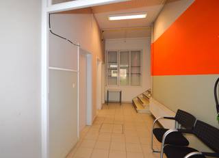 Bent u op zoek naar een centraal gelegen kantoorruimte in Mechelen? Deze instapklare kantoorruimte op de 2e verdieping biedt u niet alleen een vlotte bereikbaarheid, maar ook een prachtig uitzicht op de iconische Sint-Romboutstoren.<br /><br />Indeling:<br />Kantoorruimte van ca. 35,5 m² (3,90 m x 9,10 m)<br />Gezamenlijke inkomhal met gescheiden dames- en herentoiletten<br />Gezamenlijke keuken en wachtruimte<br /><br /><br />Maandelijkse provisie: €150<br />Inclusief elektriciteit, waterverbruik, centrale verwarming en kosten voor gemeenschappelijke delen.<br /><br />Ligging:<br />Gelegen in het centrum van Mechelen, op wandelafstand van winkels, horeca en openbaar vervoer.<br /><br />Het is mogelijk een autostaanplaats bij te huren aan 75 euro/maand<br /><br />Interesse? Neem vandaag nog contact op voor meer informatie of een bezichtiging via info@immovos.be of 0479 35 71 72.