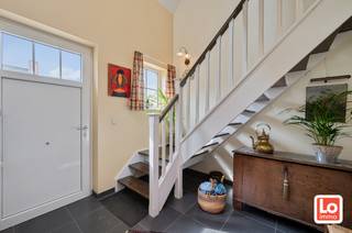 Deze kwalitatieve houtskelet woning bevat op het gelijkvloers een inkomhal met gastentoilet, een lichtrijke woonruimte met aansluitend een...