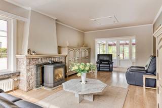 Deze woning is gelegen in de groene rand van Zandhoven. Winkels, openbaar vervoer, autosnelweg, bos, Albertkanaal liggen allen vlakbij.<br /><br />INDELING GELIJKVLOERS<br />Er is een inkomhal die overgaat in de nachthal.<br />Lichte leefruimte met toegang tot de keuken enerzijds en de veranda anderzijds.<br />Berging met aansluiting voor wasmachine naast de veranda en grenzend aan de tuin.<br />Twee slaapkamers aan de voorzijde van de woning.<br />Badkamer met voorzieningen voor mindervalide personen.<br /><br />Grote tuin rondom met aparte garage (éénvoudige materialen).<br /><br /><br />BIJZONDERHEDEN<br />ZOLDER boven de gehele woning. Te bereiken via zoldergat met ladder.<br />Deze zolder dient nu enkel voor berging maar kan nog ingericht worden mits er in een vaste trap voorzien wordt.<br />Een deel van de woning werd ONDERKELDERD, het overige deel werd voorzien van kruipkelder.<br />Isolatie dak: 120 mm minerale wol / muren: 50 mm EPS in de spouw.<br />Stedenbouwk. inlicht. zijn in aanvraag.<br /><br /><br />POSITIEVE ASPECTEN<br />EPC label: C.<br />Mooie ligging.<br />Gelijkvloers wonen.