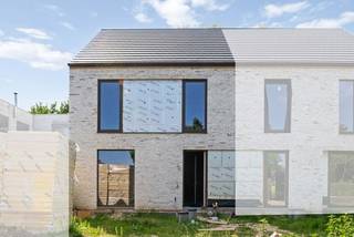 In de Vlasschaard in Heule (Kortrijk) realiseert Dumobil in het nieuwbouwproject Lijsternest deze moderne halfopen nieuwbouw (lot 15) met zadeldak.Deze woning is reeds deels opgebouwd en kan bezichtigd worden.<br /><br />Je komt via de inkomhal binnen in een open leefruimte met aansluitend een kwalitatief ingerichte keuken mét eiland. Er zijn 3 slaapkamers en een vaste trap richting een extra zolderkamer. De badkamer heeft een dubbele wastafel, douche én bad. De toiletten zijn apart. Duurzaam uitgerust met een geothermische warmtepomp, vloerverwarming, zonnepanelen en een ventilatiesysteem type D. Er is een voortuintje met oprit. Aan de carport is een aangebouwde berging voorzien waar je doorheen kan lopen tot in de tuin.<br /><br />De woning wordt door ons na aankoop nog verder instapklaar afgewerkt naar jouw wens. Hier geniet je van de Dumobil-kwaliteit.<br /><br />Deze all-inprijs excl. kosten omvat een volledig afgewerkte, instapklare woning met álle voorzieningen en omgevingswerken inbegrepen. De totale kostprijs inclusief wettelijke kosten waaronder registratierechten, btw, notariskosten en aansluitingskosten kan je eenvoudig bekijken op onze <u><strong>website</strong></u>: <u><strong>dumobil.be/nl/woonprojecten/projecten/lijsternest-heule-kortrijk</strong></u> En/of contacteer onze bouwadviseur Sam Borrey voor meer info: 0483/21.01.33 | sam@dumobil.be
