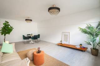 Drie slaapkamers, twee terrassen, één centrale ligging<br /><br />Locatie<br />In het hartje van Borgerhout, vlak bij het Laar, bevindt zich dit ruime appartement aan Drink 19. Dankzij de centrale ligging en de nabijgelegen tram- en busverbindingen verplaats je je hier vlot door de stad. De uitstekende Mobiscore van 9,6/10 is dan ook een logisch gevolg.<br /><br />Beschrijving<br />Het appartement bevindt zich op de derde verdieping (bereikbaar met de lift) van een verzorgd gebouw. De ruime inkomhal geeft toegang tot alle kamers en zorgt voor een overzichtelijke indeling. De lichtrijke leefruimte biedt plaats voor een gezellige zit- en eethoek. Daarnaast beschikt het appartement over drie slaapkamers, keuken en badkamer. Twee terrassen vullen het geheel aan en bieden aangename buitenruimte. Bewoonbare oppervlakte volgens EPC: 106m². Grotendeels enkele beglazing en privatieve kelderberging ter beschikking. <br /><br />Bijzonderheden<br />- Energiezuinig EPC-label B<br />- Asbestveilig<br />- Conforme elektriciteit<br />- Maandelijkse lasten werkkapitaal: 243 euro per maand (incl.: voorschot verwarming, voorschot water, poetsdienst gemeenschappelijke delen, blokpolis en professionele syndicus)<br /><br />Verplichte vermeldingen<br />EPC: 177 kWh/m²<br />P-score: B<br />G-score: B<br />Stedenbouwkundige inlichtingen: Gvkr, Vg, Gmo, Gvv, Wg