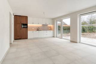 Moderne vrijstaande BEN woning in Mol Achterbos.De woning is gelegen in een rustige groene buurt op slechts 1,5 km van het treinstation en het...