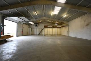 Opslagplaats/loods met een bruikbare oppervlakte van 219m² gemakkelijk bereikbaar aan de rand van het industriegebied/bedrijvenpark van...