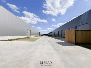 Het recent ontwikkelde bedrijventerrein Portis bestaat uit 49 moderne KMO-units en vormen een ideale uitvalsbasis voor lokale ondernemingen, start-ups &amp; kleinschalige KMO’s.<br /><br />Gebouwd met hoogwaardige en milieuvriendelijke materialen, voldoen de units aan de strengste kwaliteits- en duurzaamheidsnormen. Ze zijn bovendien aantrekkelijk als investeringsobject, dankzij het potentieel voor een stabiel en interessant rendement van 3,3%!<br /><br />De units worden casco opgeleverd, wat de nieuwe eigenaar volledige vrijheid biedt om de inrichting af te stemmen op de eigen noden en activiteiten. Elke unit is standaard uitgerust met: individuele regenwaterput van 10.000l - sanitaire ruimte - lichtarmaturen - geïsoleerde sectionaalpoort (4,5m B op 4,8m H) met aparte toegangsdeur - min. 2 parkeerplaatsen - brievenbus. Mogelijkheid tot het installeren van zonnepanelen bovenop de unit. <br /><br />Troeven: <br />- Strategische ligging ~ AA-locatie met uitstekende bereikbaarheid<br />- Ruime manoeuvreerruimtes voor vrachtwagens en opleggers <br />- Instapklare entiteiten<br />- Duurzame wegenis in betonverharding (geen asfalt)<br />- Ruime laad- en loszones <br />- Voldoende parkeergelegenheid <br />- Vrije hoogte van 6m<br /><br />Voor verdere informatie of vrijblijvend bezoek contacteer Céline op 0476 60 60 23 of mail naar celine@immax.be