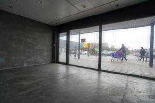 Hier je product of diensten aanprijzen is gegarandeerde hoge omzet door de dagelijkse belangrijke passage in dé supermarkt van de stad.<br />Ben je bvb aannemer algemene (ver-)bouwingswerken of gespecialiseerd in een niche ? Je kan hier niet beter zitten om jezelf aan te prijzen.<br />Parking in overvloed en gratis. de OV = 348,-/jaar<br /><br />Maandelijkse kosten 350,-€ waarin de EG, jaarlijkse afrekening in plus (dus iets op te leggen) of in min (dus terug te krijgen). <br />Onmiddellijk ter beschikking.
