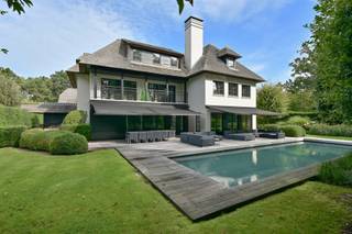 Luxueuze villa genietend van een optimale zuid oriëntatie op een perceel van 1.204m². <br />Deze villa, verscholen in het groen is gelegen op slechts een boogscheut van de Royal Zoute Golf Club en het Dominicanenkerkje in het Zoute, en op wandelafstand van het strand en de winkels. <br /><br />Indeling: <br />Inkomhal met gastentoilet en vestiaire. Ruime lichtrijke woonkamer met open haard, die toegang biedt tot het zonneterras en de zuid gerichte tuin met zwembad. Aangename tv-hoek dat verbonden is met de zithoek via een glazen smeedijzeren deur. Ruime volledig ingerichte leefkeuken voorzien van alle comfort en huishoudtoestellen. Aansluitend aan de keuken is er een gezellige eetplaats. Praktische berging/wasplaats/bijkeuken palend aan de keuken en de garage. <br /><br />Op de 1e verdieping bevindt zich de hoofdslaapkamer met volledig uitgeruste badkamer (inloopdouche, ligbad, dubbele lavabo en apart toilet). De hoofdslaapkamer beschikt tevens over een eigen dressing. Tweede en derde slaapkamer, elk voorzien van een douchekamer (douche en lavabo) en uitgevend op aangenaam terras met zicht op de tuin. Vierde volwaardige slaapkamer, voorzien van een privatieve badkamer (ligbad met douche-element en lavabo en apart toilet). <br /><br />De tweede verdieping is ingericht als studio voorzien van een ruime zithoek / slaapkamer en douchekamer. <br />Daarnaast is er ook nog de technische ruimte en een polyvalente ruimte die dienst kan doen als extra (zesde) slaapkamer / fitnessruimte / hobbyruimte etc. <br /><br />Inpandige garage voor 2 wagens en fietsen. Ruime outdoorparking voor meerdere wagens. <br /><br />EPC: 116 kWh/m² UC 2858922