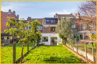 Immo Van Middelem vend cette maison rénovée à deux façades avec 3 chambres, 2 salles de douche et un jardin agréable.L'atout de cette maison est sans...