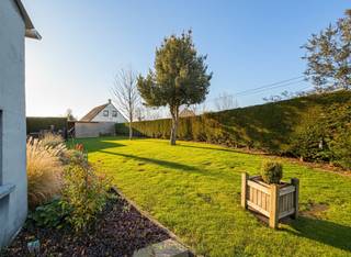 <p><span>KARAKTERVOLLE GEZINSWONING met 4 SLAAPKAMERS, gelegen in een RUSTIGE en LANDELIJKE OMGEVING te Zwalm. Deze woning werd doorheen de jaren ZORGVULDIG GERENOVEERD met oog voor KWALITEIT, waarbij AUTHENTIEKE ELEMENTEN mooi bewaard bleven. De combinatie van CHARME en LIGGING maakt dit een UITSTEKENDE GEZINSWONING.</span></p>
<p>Via de inkomhal met toegang tot de kelder betreedt u de open leefruimte, bestaande uit een gezellige zithoek, een lichtrijke eetruimte en een aanpalende ingerichte keuken. Verder bevindt zich op het gelijkvloers een ingerichte badkamer met apart toilet. De 1ste verdieping omvat een bureauruimte en 4 slaapkamers, waarvan 1 momenteel is ingericht als dressing.<br />Buitenshuis beschikt de woning over een praktische fietsenberging met rechtstreekse doorgang naar de tuin, een zonnig terras en een gezellige tuin waar het aangenaam vertoeven is.<br /><br />Adres: Peperstraat 20, 9630 Zwalm<br /><br />EPC: 383 kWh/m², G-score en P-score B, Geen renovatieverplichting van toepassing</p>