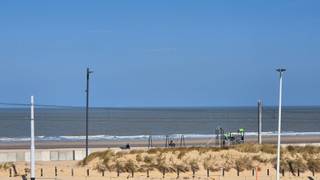Dit prachtige duplex-appartement in Oostende is gelegen op de derde verdieping van de residentie Zandvlugge, de residentie dateert van de jaren '90 en verkeert in uitstekende staat. Bij het betreden van het appartement springt de open ruimte en vele lichtinval onmiddellijk in het oog. Op de derde verdieping vindt men de ruime woonkamer, ruime volledig uitgeruste keuken, berging, afzonderlijk toilet en een slaapkamer terug. Vanuit de woonkamer is er een schitterend zicht op zee en aansluitend een ruim en zonnig terras. Via een trap vindt men op de vierde verdieping de overige 2 ruime slaapkamers, afzonderlijk toilet en een ruime badkamer. Er is een ruime fietsenberging in het gebouw. Het appartement wordt gemeubeld verkocht, prijs te bespreken. <br /><br />Er is tevens de mogelijkheid tot aankoop van een garagebox (45.000 euro)