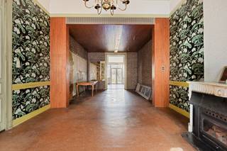 <p>Te koop: ruim herenhuis in het centrum van Mechelen met stadstuin, op korte afstand van het station en de Vaart.</p>

<p> </p>

<p>Deze woning biedt een royale oppervlakte van 373 m² en is ideaal gelegen in een levendige woonkern met scholen, openbaar vervoer en invalswegen vlakbij. De grote slaapkamers zorgen voor veel comfort en flexibiliteit, perfect voor gezinnen of wie extra ruimte zoekt. De stadstuin biedt een aangename buitenruimte midden in de stad.</p>

<p> </p>

<p>Belangrijkste ruimtes:<br />• Woonkamer met veel lichtinval en toegang tot de stadstuin<br />• Keuken met praktische indeling<br />• Ruime slaapkamers<br />• Badkamer met basisvoorzieningen<br />• Kelder op stahoogte<br />• Zolder met mogelijkheden<br />• Royale inkomhal</p>

<p> </p>

<p>Troeven:<br />• Royale oppervlakte van 373 m²<br />• Gelegen in het centrum van Mechelen nabij het station en de Vaart<br />• Grote slaapkamers</p>

<p> </p>

<p>Neem vandaag nog contact op met je ERA-makelaar voor een bezoek.</p>

<p> </p>

<p>JOUW DROOMHUIS. ZO GEVONDEN!</p>