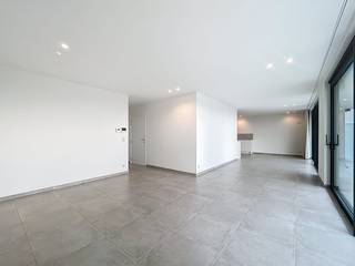 Au deuxième étage, vous trouverez cet appartement étonnamment spacieux et lumineux. Par le hall d'entrée avec toilettes invités, vous entrez...