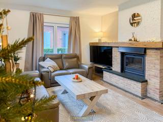 Gezellig ingerichte, GELIJKVLOERSE WONING met PRACHTIG UITZICHT en instapklaar comfort op PERCEEL VAN 9 ARE. Deze charmante woning werd...