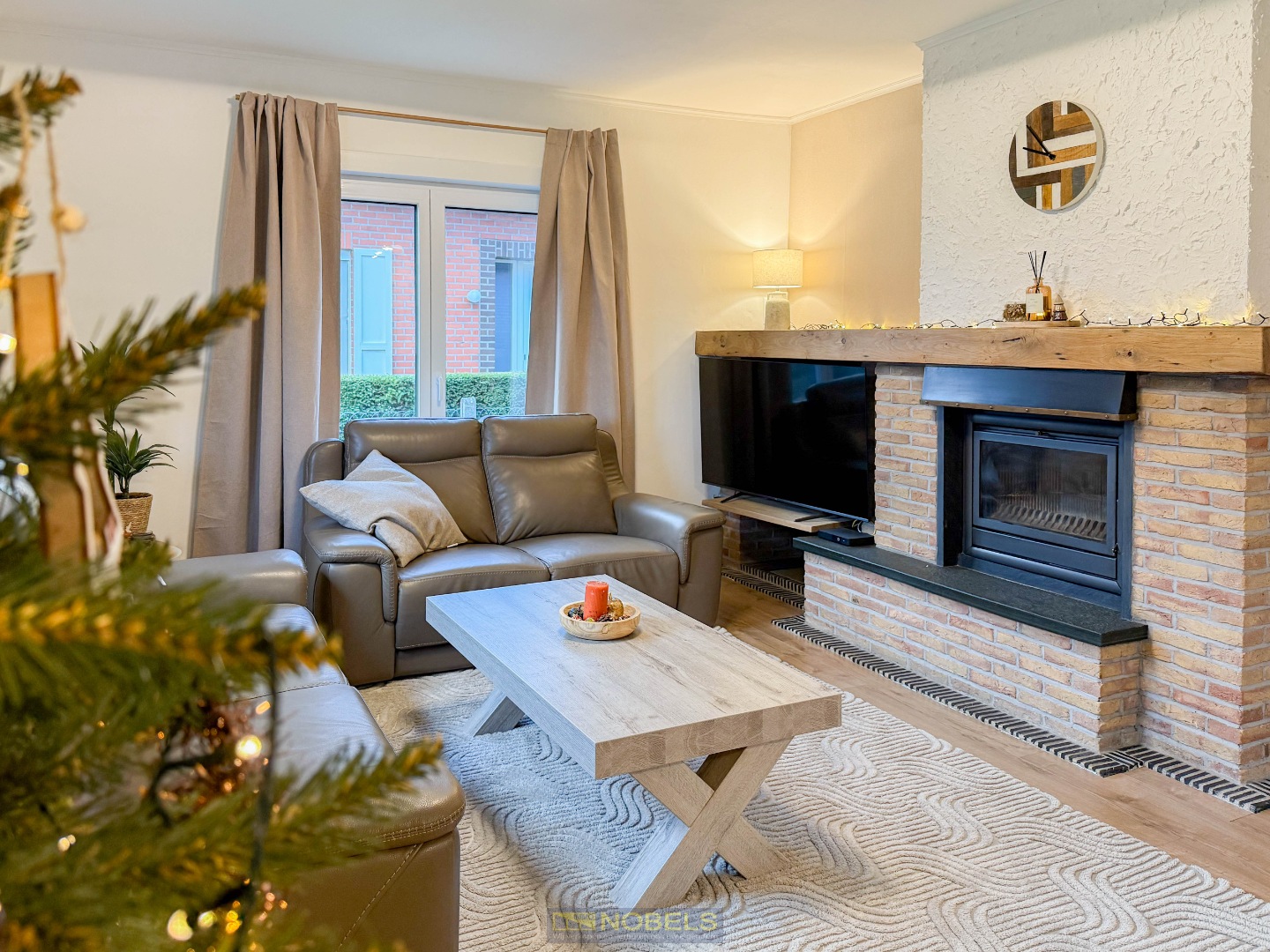 Te koop, ruime gerenoveerde bungalow met open zicht op velden! - foto 2