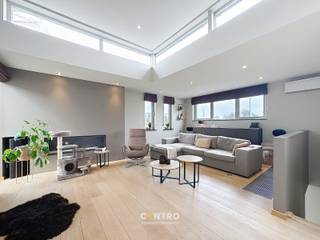 Op een zeer idyllische ligging te Oostende ligt dit deze perfect instapklare woning, met handelsruimte en ruime parking met UITZICHT over het water!<br /><br /><strong>INDELING:</strong><br /><u><strong>WONING:<br /><em>Gelijkvloers:</em></strong></u><br />Inkomhal - wasplaats (met voorzieningen voor wasmachine en droger + ruime berging) - afzonderlijk gastentoilet (met lavabo) - badkamer (O.a. met dubbel lavabomeubel en inloopdouche) - private parkeerplaats (met laadpaal) - volledig aangelegde en omheinde tuin met leuk zonneterras en overdekt terras met bijhorende bar.<br /><br /><u><em><strong>Eerste verdieping:</strong></em></u><br />Hal - LICHTRIJKE living (met gashaard) - ingerichte keuken (O.a. met gasfornuis, dampkap, ingebouwde microgolfoven, heteluchtoven, frigo, vaatwasmachine en veel inbouwkasten) - eetplaats - dakterras - 2de badkamer (O.a. met lavabomeubel en toilet) - 3 slaapkamers (waarvan 1 met dressing) - ruime overloop met bureelruimte/logeerruimte.<br /><br /><strong><u>Handelsruimte / Restaurant:</u></strong><br />Gelagzaal (Circa 26 personen) met bijhorende bar - dames- en herentoiletten - kelder - volledig ingerichte ruime keuken (Met alle nodige toestellen) - ingebouwde koelcel en ingebouwde diepvries - wasplaats - ruime berging - ZUIDgericht buitenterras (Circa 26 personen) - RUIME PRIVATE parking (Circa 10 parkeerplaatsen).<br /><br /><u><strong>Opmerkingen:</strong></u><br />- ENRERGIEZUINIG gebouw: Epc B (149 kWh/m2)!<br />- ZONNEPANELEN aanwezig!<br />- Recente woning (Bouwjaar: 2005).<br />- Ruime private Parking (Circa 10 parkeerplaatsen)!<br />- Vlotte verbinding met de E40!<br />- Airco aanwezig.<br /><br />PERFECT instapklare woning met handelsruimte, zeer INTERESSANT voor koppels die een eigen zaak wensen uit te baten! Aarzel zeker niet om ons te contacteren voor verdere info en/of een bezoek ter plaatse: 050/70.01.02 - info@centro.be.
