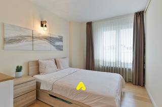 Dit instapklare appartement met twee slaapkamers is gelegen op 100m van het strand en op wandelafstand van het centrum van De Panne.  <br /><br />Het appartement omvat een inkomhal met een apart toilet.<br />Een lichtrijke leefruimte met een volledig ingerichte keuken.<br />Badkamer met inloopdouche en lavabomeubel<br />Twee ruime slaapkamers.<br /> <br />TROEVEN:
<ul>
	<li>Instapklaar appartement</li>
	<li>Verwarming op aardgas </li>
	<li>Gunstige EPC label C </li>
</ul>
<strong>HUUR: </strong><br />€ 825/ maand <br />Syndic: € 25/ maand
