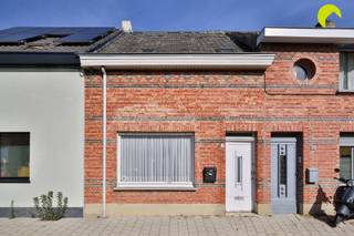 <p><span>Vous recherchez un projet de rénovation ou une maison que vous pourrez aménager entièrement à votre goût ?</span></p><p><span>Au centre d'Edegem, à quelques pas de la place de la commune, nous vous proposons cette maison familiale à rénover (104 m²) comprenant 2 chambres. La maison a été construite en 1918 sur un terrain de 245 m².</span></p><p><span>À l'arrière de la maison se trouve un jardin profond.</span></p><p><span>La maison est située à proximité immédiate des écoles, des commerces, des axes routiers et des transports en commun. </span></p><p><span> </span></p><p><span>La maison est déjà raccordée au gaz. Le chauffage fonctionne actuellement avec des poêles à gaz. L'installation électrique doit être rénovée. Le rapport d'expertise sur l'amiante est en cours de rédaction.</span></p><p><span> </span></p><p><span>Agencement :</span></p><p><span> </span></p><p><span>On entre dans la maison par le hall d'entrée central. Dans ce hall, une porte donne accès à la cave (8 m²).</span></p><p><span>En continuant, on arrive dans le salon lumineux au sol carrelé. Au fond de la maison se trouve la cuisine aménagée, dotée d’un équipement de base.</span></p><p><span>À l'arrière du rez-de-chaussée se trouve également la salle de bains avec baignoire et toilettes. Celle-ci mériterait d'être rafraîchie.</span></p><p><span> </span></p><p><span>Au premier étage, il y a deux chambres. Les plafonds et les sols doivent encore être finis. Quelques travaux de peinture sont également à prévoir.</span></p><p><span> </span></p><p><span>Permettez-moi de vous résumer brièvement les atouts de cette maison familiale :</span></p><p><span> </span></p><ul><li><span>Situation centrale dans un quartier résidentiel calme, tout en étant au cœur d’Edegem. À proximité immédiate des écoles, des commerces, des transports en commun, etc.</span></li><li><span>Grand jardin offrant une belle vue sur la verdure</span></li><li><span>2 chambres à part entière </span></li><li><span>Fenêtres rénovées + toiture isolée</span></li></ul><p><span> </span></p><p><span>PEP : 167 kWh/m² (label B)</span></p><p><span>Score P : A, score G : A</span></p><p><span> </span></p><p><span>Pour une visite sur place, vous pouvez nous contacter au 03 449 42 41 ou nous envoyer un e-mail à l'adresse hallo@habicom.be.</span></p><p><span>Vous souhaitez connaître la valeur de votre logement ? Vérifiez-la gratuitement sur <span>www.watismijnhuiswaard.be</span></span><span> </span></p><p><span> </span></p>