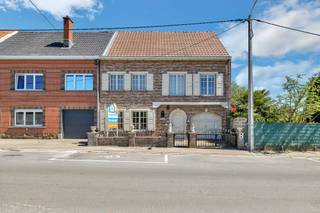 <p>Op een rustige locatie in Haaltert bevindt zich dit <strong>perceel van 510 m²</strong>, deze woning biedt maar liefst <strong>271 m² bewoonbare oppervlakte.</strong> Dankzij de <strong>naastliggende bouwgrond</strong> beschikt u bovendien over<strong> extra potentieel voor toekomstige ontwikkeling of uitbreiding</strong>.<br /><br />De indeling is als volgt: een inkomhal met gastentoilet en stijlvolle traphal, een ruime leefruimte met grote raampartijen en aanpalende <strong>volledig geïnstalleerde keuken</strong>. Het gelijkvloers beschikt daarnaast over een extra polyvalente ruimte die momenteel ingericht is als slaapkamer, evenals een tweede gezellige zithoek met houtkachel. Verder zijn er nog een praktische berging, wasruimte, extra douchekamer én een inpandige garage aanwezig. <br /><br />Op de eerste verdieping bevinden zich <strong>drie volwaardige slaapkamers</strong>, een dressing, bureau of hobbykamer, en een ruime badkamer. De zolderverdieping biedt nog extra mogelijkheden en kan, mits het plaatsen van een vaste trap, perfect ingericht worden als <strong>bijkomende slaapkamers</strong>.</p><p>Buiten geniet u van een <strong>prachtig aangelegde tuin met zuidgericht terras en sfeervolle vijver</strong>. De bouwgrond biedt bovendien een extra troef voor wie denkt aan uitbreiding of investering.</p><p>Extra troeven: EPC C - CV op gas - Garage - Centrale ligging - Veel potentieel voor uitbreiding of herontwikkeling</p>