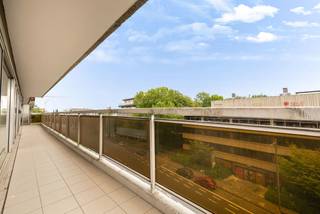 <strong>UNIEK OP DE MARKT!</strong> Prachtig appartement met 4 slaapkamers van ±120 m² met echt parket!<br /><br />U zult ongetwijfeld onder de indruk zijn van het schitterende terras van bijna 40 m² op het zuidwesten, dat langs het hele appartement loopt en het een echte penthouse-sfeer geeft.<br /><br />Het appartement ligt in Schaarbeek, op de 4e verdieping van een perfect onderhouden flatgebouw, en geniet van een strategische ligging, op een steenworp afstand van Sint-Lambrechts-Woluwe, de NAVO, de luchthaven, de hoofdwegen en alle voorzieningen.<br /><br />Het appartement is in 2005 volledig gerenoveerd en in 2026 opgeknapt, en is klaar om zijn nieuwe bewoners te verwelkomen. De ruime woonkamer van ±30 m², de grote aparte keuken die naar de woonkamer kan worden opengesteld, de 4 slaapkamers, de 2 badkamers, de wasruimte en de opbergruimtes zijn perfect geschikt voor een gezin of voor iedereen die op zoek is naar ruime kamers. Dankzij de scheidingswanden tussen verschillende slaapkamers kan de indeling eenvoudig worden aangepast aan uw behoeften.<br /><br />Elektriciteit voldoet aan de voorschriften en is stedenbouwkundig in orde.<br /><br />EPB E+, voldoet nu al aan de regionale doelstellingen voor 2033. Door de vervanging van de kozijnen zou een EPB C+ kunnen worden bereikt, wat voldoet aan de eisen voor 2048 en tegelijkertijd recht geeft op een extra korting. <br /><br />Kelder, gemeenschappelijke tuin, fietsenstalling, zonnepanelen, gascondensatieketel (2018) en waterontharder maken dit zeldzame object compleet.<br /><br />Afgesloten garagebox, niet verplicht, tegen meerprijs (30.000 €).<br /><br />
<p><strong>Indeling</strong></p>
<ul>
<li>Ruime hal met ingebouwde garderobe en beveiligde voordeur</li>
<li>Lichte woonkamer van ±30 m²</li>
<li>Grote, aparte keuken van ±10 m² met mogelijkheid om deze naar de woonkamer te openen</li>
<li>Wasruimte van ±2 m²</li>
<li>Berging van ±1 m²</li>
<li>Badkamer van ±6 m² met ligbad, dubbele wastafel en toilet</li>
<li>Doucheruimte van ±3 m²</li>
<li>4 slaapkamers:</li>
<ul>
<li>±15 m²</li>
<li>±10 m²</li>
<li>±10 m²</li>
<li>±10 m²</li>
</ul>
</ul>
<ul>
<li>Prachtig terras van bijna 40 m², op het zuidwesten gelegen en langs de hele lengte van het appartement, voor een penthouse-effect</li>
</ul>
<p><strong>Technische voorzieningen</strong></p>
<ul>
<li>Elektriciteit conform de voorschriften</li>
<li>Stedenbouwkundige situatie in orde</li>
<li>EPB <b>E+</b></li>
<li>Vervanging van de kozijnen om een <b>EPB C+</b> te bereiken</li>
<li>Gemeenschappelijke gascondensatieketel (2018)</li>
<li>Zonnepanelen voor de mede-eigendom</li>
<li>Waterontharder</li>
<li>Eigen kelder</li>
<li>Fietsenstalling</li>
<li>Afvalruimte</li>
<li>Conciërge</li>
<li>Bijzonder goed onderhouden gemeenschappelijke ruimtes</li>
<li>Garagebox niet verplicht, maar mogelijk voor € 30.000 extra</li>
<li>Gemeenschappelijke tuin</li>
</ul>
<p><u>€ 350/maand provisie voor gemeenschappelijke kosten </u>voor gemeenschappelijke ruimtes, conciërge, verwarming, warm en koud water</p>
<p><u>€ 168/maand reservefonds</u></p>