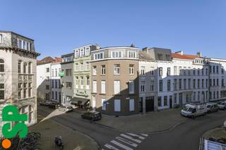 Gezellig appartement met 2 slaapkamers te huur op een rustige locatie in de Theaterbuurt.<br /><br />Het appartement heeft volgende indeling: Inkomhal, leefruimte met ingerichte keuken, kleine aparte badkamer met douche en toilet, verder beschikt het appartement over 2 slaapkamers. Er werden net enkele opfrissingswerken uitgevoerd, waardoor het appartement in zeer goede staat is.<br /><br />Het appartement is gelegen op een zeer centrale ligging in een straat met een gezellig pleintje. Ideaal om even te ontspannen in het zonnetje! In de nabijheid bevinden zich verschillende winkels, scholen, haltes van het openbaar vervoer, .... Er is een zeer vlotte verbinding met de snelweg, op wandelafstand kan u naar het prachtige zuid of naar het bruisende Mechelseplein.<br /><br />EPC: 320 kWh/m²<br /><br />Meer info?<br />Contacteer het kantoor van IMMO SP in Antwerpen via info@immosp.be of 03 226 20 40.