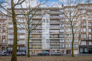 This apartment, which occupies the entire floor, offers an unparalleled sense of space. Located on the 6th floor at Belgiëlei 7 in Antwerp,...