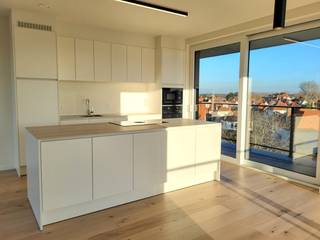 Ruim en energiezuinig 2-slaapkamer dakappartement omgeven door terrassen gelegen op de derde verdieping van het nieuwbouwproject 'Les Moineaux'.<br />Dit zonovergoten appartement wordt volledig afgewerkt met keuze uit hoogwaardige materialen en omvat:<br />Inkom met toilet, ruime woonkamer met open en volledig geïnstalleerde keuken uitgevende op het ruime hoekterras van 25,04 m² en een tweede terras van 5,07 m², berging, badkamer en 2 slaapkamers, waarvan één uitgevende op het derde terras van 7,49 m².<br />Het appartement zal verwarmd worden door middel van geothermische vloerverwarming en zal voorzien zijn van zonnepanelen waardoor het appartement bijna energieneutraal zal zijn (BEN-norm), hierdoor geniet u gedurende 5 jaar van een vermindering van 100% op de onroerende voorheffing.