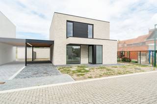 <p><span>Ligging<br /></span><span>Deze woning situeert zich in een nieuwe, rustige woonwijk in Oosteeklo. <br />Het dorpscentrum en de school liggen op wandelafstand. <br />Eeklo, Assenede en Ertvelde zijn vlot bereikbaar. <br />Via de N49 en de R4 rijd je snel richting Gent, Antwerpen en de kust. <br />Ideaal voor gezinnen die rust zoeken, dicht bij alles.<br /><br /></span><span>Instapklare nieuwbouwwoning met 3 slaapkamers, carport en zonnige tuin<br /></span><span>Deze moderne woning combineert een strakke architectuur met een praktische indeling. <br />De lichte gevelsteen, het platte dak en het zwarte schrijnwerk geven het geheel een tijdloze uitstraling. <br />De bewoonbare oppervlakte bedraagt ca. 155 m².<br /><br />Via de inkomhal kom je bij het gastentoilet en de trap naar boven. <br />De open leefruimte is het hart van de woning. <br />Zithoek, eethoek en keuken lopen mooi in elkaar over. <br />Grote raampartijen en een schuifraam zorgen voor veel licht en een open zicht op de tuin. <br />De keuken is volledig uitgerust.<br />De wasplaats met berging biedt plaats voor de warmtepomp en de wasmachine. <br />De nachthal geeft toegang tot drie ruime slaapkamers. <br />De badkamer en een apart toilet vervolledigen de verdieping.<br /><br />Achteraan is de omheinde tuin met terras en naast de woning een carport met oprit en plaats voor tweede wagen.<br /><br /></span><span>Extra<br /></span><span>/ warmtepomp<br />/ ventilatiesysteem C<br />/ hoogwaardige afwerking</span></p><p><span><br />*prijs exclusief kosten<br /><br /></span><span>Troeven<br /></span><span>/ nieuwbouw, instapklaar<br />/ 3 slaapkamers<br />/ energiezuinig<br /><br /></span></p>