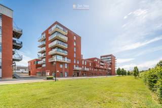 Dit mooie en lichtrijke appartement werd in 2014  gebouwd en werd steeds goed onderhouden. Het appartement staat momenteel leeg en is aldus meteen beschikbaar. Verlichting inbegrepen.<br /><br />Bestaande uit een inkomhal met een veiligheidsdeur en een apart toilet, een lichtrijke leefruimte met een open keuken en aansluitend een terras, 2 slaapkamers, een ruime badkamer en en praktische wasplaats.<br />In de ondergrond beschikt het appartement over een private autostaanplaats en berging. De fietsenstalling is gemeenschappelijk.<br /><br />EPC 86kWh(A-label)! Elektriciteit conform! Niet-overstromingsgevoelig!<br /><br />Indien u dit leuke appartement graag bezoekt dan kan u mij steeds bereiken via arnaut@immojanstas.be of op 0495/292080.<br /><br />Bijkomende info (EPC, bodemattest, elektriciteitsattest, enz...) kan U hier downloaden ↓