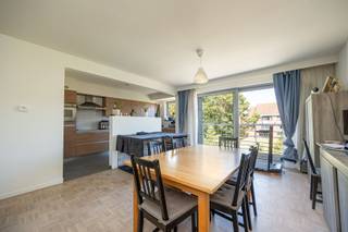 <p>Gelegen op een gegeerde locatie aan de Golf van Brasschaat. Nabij een talrijk aanbod van winkels, gezellige cafés en supermarkten en tevens direct aan grote invalswegen. Openbaar vervoer op wandelafstand.</p><p>• Gunstig EPC<br />• Beschikbaar vanaf 1 oktober 2026<br />• Maandelijkse kosten: € 35<br />• Garagebox mogelijk</p><p>Dit appartement van 91 m² is gelegen op de 2e verdieping van een kleinschalig gebouw met 6 appartementen uit 2001.<br /><br />De inkomhal met apart toilet leidt naar de leefruimte. De leefruimte op parket is ingedeeld in een living, een eetkamer, een open keuken, geïnstalleerd met toestellen, met aansluitend een technische berging. Aan de rustige achterzijde bevinden zich de 2 slaapkamers van 16 m² en 10 m². Vanuit de kleine slaapkamer is er toegang naar het balkon. De slaapkamers delen een badkamer met een bad met douche, een dubbele wastafel en een handdoekdroger.</p><p>Er is mogelijkheid tot het huren van een garagebox.</p><p>Nutsvoorzieningen op individuele meters op naam van huurder.</p><p>Benieuwd?<br />Vul de bezoekaanvraag in onderaan de advertentie op www.sinjoor.be en geef alle gevraagde details door. De dossierverantwoordelijke neemt snel contact met u op om de verdere stappen te bespreken.</p>
