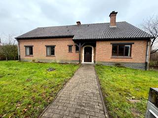 TE KOOP - Itterbeek (Sint-Anna-Pede) - Ruime villa op een terrein van 17a76ca, op wandelafstand van het Breugheliaanse kerkje van Sint-Anna-Pede, bestaande uit:<br /><br />Gelijkvloersverdieping (170m²) met een inkomhal, bureau (of 1ste kamer) ruime woonkamer met open haard en aanpalend zonneterras, afzonderlijke keuken (ingericht), 2 aparte toiletten, badkamer met ligbad, douche en lavabo en 3 ruime slaapkamers.<br /><br />Bewoonbare zolderverdieping (128m²) toegankelijk via een houten trap en bestaande uit vandaag 4 grote compartimenten die vandaag slechts gedeeltelijk zijn ingericht. Ook daar bevindt zich een wastafel en zijn er zowel licht- als stroompunten in elke ruimte.  Mogelijkheid om hier gemakkelijk 4 ruime slaapkamers bij te creëren en/of volledig in te richten als apart woongedeelte. <br /><br />Kelderverdieping en garage: ruime garage (50m²) met automatische sectionaalpoort, aparte wasruimte, kelder en kruipkelder. <br /><br />Verwarming op stookolie. Brander steeds onderhouden. <br /><br />Zuidelijk georiënteerde tuin. Volledig aangelegd. <br /><br />Oprit en buitenparking voor meerdere wagens, alsook garag voor 2 wagens.<br /><br />EPC Label D - score 358kWh/(m²jaar) - ref. 20251027-0003698870-RES-1. Stedenbouwkundige inlichtingen in aanvraag. <br /><br />Vraagprijs: 665.000euro<br /><br />Interesse? Vraag nu uw bezoek aan via info@dehenauvastgoed.be of op 0473 36 48 23