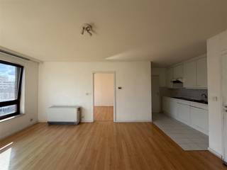 <p>In het gegeerde Heverlee, nabij Station Heverlee en de Zondagse markt bieden wij u dit 1-slaapkamer appartementje aan dewelke onmiddellijk beschikbaar is. Het appartementje is gelegen aan de achterzijde van het gebouw en genietende van een mooi uitzicht.</p><p>Huurprijs: 775,- EUR + 25,- EUR lasten + nutsvoorzieningen privatief. <br /><span><strong>Interesse? Contact via mail: verhuur@connect-immo.be</strong></span></p>