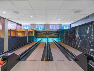 <h1>Ruim handelspand op toplocatie in Retie</h1>
<p><strong>Polyvalent handelspand met uitstekende bereikbaarheid en tal van mogelijkheden</strong></p>
<p>Op zoek naar een <strong>ruim en veelzijdig handelspand op een strategische locatie</strong>? Dit pand in Retie bevindt zich langs een belangrijke invalsweg en vlak naast de <strong>op- en afrit van de E34 Antwerpen–Eindhoven</strong>. Dankzij deze uitstekende ligging is het pand vlot bereikbaar vanuit Retie en de omliggende gemeenten én vanuit de ruimere regio.</p>
<p>Het ruime pand is gelegen op de <strong>-1 verdieping</strong> en beschikt over verschillende voorzieningen en een praktische inrichting. Achteraan het gebouw zijn er bovendien <strong>parkeermogelijkheden</strong>, wat zorgt voor extra comfort voor klanten, bezoekers en medewerkers.</p>
<p>Momenteel is het pand ingericht als een <strong>bowling- en gameruimte</strong>, maar de mogelijkheden zijn veel ruimer. Dankzij de beschikbare oppervlakte en de ligging kan het pand perfect worden aangepast aan verschillende professionele, commerciële of recreatieve activiteiten.</p>
<h3>Tal van mogelijkheden</h3>
<p>Het pand leent zich onder meer uitstekend voor:</p>
<ul>
<li>
<p><strong>Fitness- of sportcentrum</strong></p>
</li>
<li>
<p><strong>Medische of paramedische praktijkruimte</strong></p>
</li>
<li>
<p><strong>Wellness- of esthetische praktijk</strong></p>
</li>
<li>
<p><strong>Recreatie- en entertainmentconcepten</strong></p>
</li>
<li>
<p><strong>Bowling- of gameruimte</strong></p>
</li>
<li>
<p><strong>Sport- en vrijetijdsactiviteiten</strong></p>
</li>
<li>
<p><strong>Showroom of commerciële ruimte</strong></p>
</li>
<li>
<p>Of een andere professionele invulling</p>
</li>
</ul>
<p>De huidige inrichting biedt bovendien de mogelijkheid om snel van start te gaan met een recreatief of entertainmentconcept.</p>
<h3>Strategische topligging</h3>
<p>De ligging is zonder twijfel één van de grootste troeven. Het pand ligt langs een belangrijke <strong>invalsweg in Retie</strong>, vlak naast de <strong>op- en afrit van de E34 Antwerpen–Eindhoven</strong>.</p>
<p>Een uitstekende bereikbaarheid gecombineerd met parkeermogelijkheden achteraan het gebouw maakt deze locatie bijzonder interessant voor een activiteit waarbij klanten, bezoekers of medewerkers vlot ter plaatse moeten kunnen komen.</p>
<h3>Troeven</h3>
<ul>
<li>
<p>📍 <strong>Toplocatie langs een belangrijke invalsweg in Retie</strong></p>
</li>
<li>
<p>🚗 <strong>Vlak naast de E34 Antwerpen–Eindhoven</strong></p>
</li>
<li>
<p>🏢 <strong>Ruim en polyvalent pand op -1</strong></p>
</li>
<li>
<p>🅿️ <strong>Parkeermogelijkheden achteraan</strong></p>
</li>
<li>
<p>🎳 Momenteel ingericht als <strong>bowling en gameruimte</strong></p>
</li>
<li>
<p>🔄 <strong>Tal van andere professionele en commerciële mogelijkheden</strong></p>
</li>
<li>
<p>💪 Geschikt voor onder andere <strong>fitness, sport, medische praktijk, wellness en recreatie</strong></p>
</li>
<li>
<p>🪑 <strong>Meubilair kan mee worden overgenomen/gehuurd</strong></p>
</li>
</ul>
<h3>Huurprijs</h3>
<p><strong>€ 2.500/maand</strong> – zonder meubilair<br /><strong>€ 3.000/maand</strong> – inclusief meubilair</p>
<p>Een unieke kans voor ondernemers die op zoek zijn naar een <strong>ruim, goed uitgerust en veelzijdig handelspand op een strategische locatie</strong>.</p>
<p><strong>Interesse? Contacteer ons voor meer informatie of een bezichtiging.</strong></p>