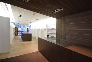 NOORDSTRAAT 9 - 8800 ROESELARE<br /><br />Op zoek naar een strategisch gelegen winkelruimte? Dit handelspand bevindt zich op slechts enkele meters van de Grote Markt, in het hart van Roeselare — dé ideale locatie voor wie zichtbaarheid en passage zoekt.<br /><br />Geschikt als winkel, showroom of boetiek, met een grote etalage en een verzorgde afwerking. Achteraan is er een magazijn en een sanitaire ruimte, wat het pand ook praktisch erg sterk maakt.<br /><br />Troeven:<br />- Uiterst commerciële ligging<br />- Veel passage, vlak bij de markt<br />- Grote etalage, ideale zichtbaarheid<br />- Magazijn en sanitair inbegrepen<br /><br />📞 Interesse? Neem snel contact op voor meer info of een bezoek!<br /><br />Onmiddellijk beschikbaar