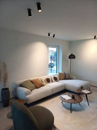 
Op fietsafstand van het historische centrum en het station van Ieper, bouwen we deze moderne woningen. Je woont er in een aangename, rustige woonbuurt uitgerust met een groenzone. Via de N8 en de N38 geniet je van een vlotte verbinding én een snelle aansluiting met de A19. 

Deze moderne, energiezuinige woningen beschikken over: een inkomhal, een ruime woon- en eetkamer met veel lichtinval, aansluitend een -naar eigen keuze ingerichte- open keuken, een berging en een carport. Op de verdieping zijn er 3 slaapkamers, een badkamer en een berging. Elke woning beschikt over een carport en/of een bijhorende parkeerplaats. 

Je kiest zelf de afwerkingsmaterialen voor keuken, badkamer, vloeren en binnendeuren. Zo kan je precies wonen zoals jij het zelf wilt. Contacteer ons en ontdek alle mogelijkheden.